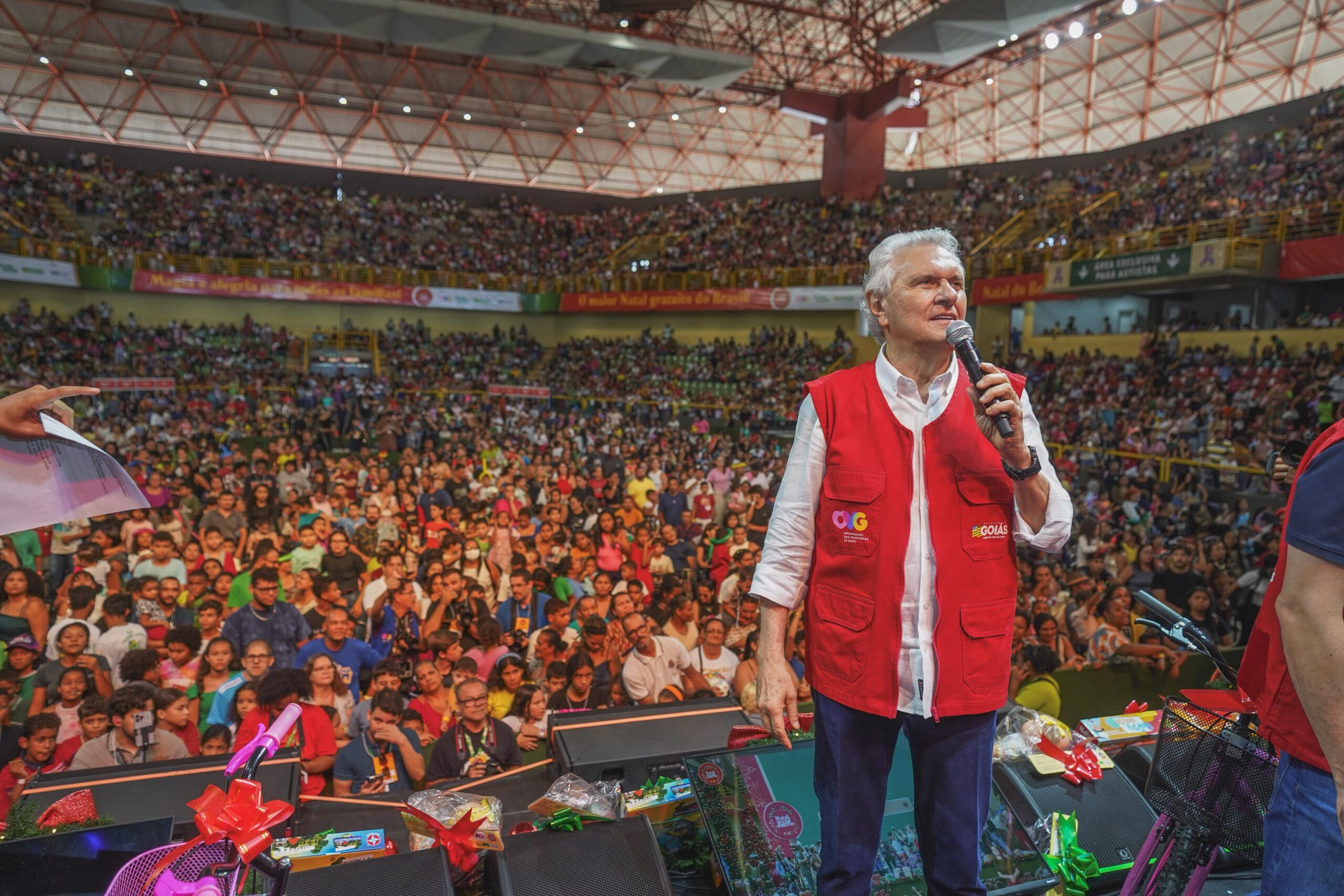 No momento, você está visualizando Caiado e Gracinha entregam mais de 20 mil brinquedos no Natal do Bem em Goiânia