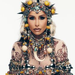 Sabrina Sato chama atenção pelo look cheio de penduricalhos e corpo torneado no último ensaio da Gaviões da Fiel