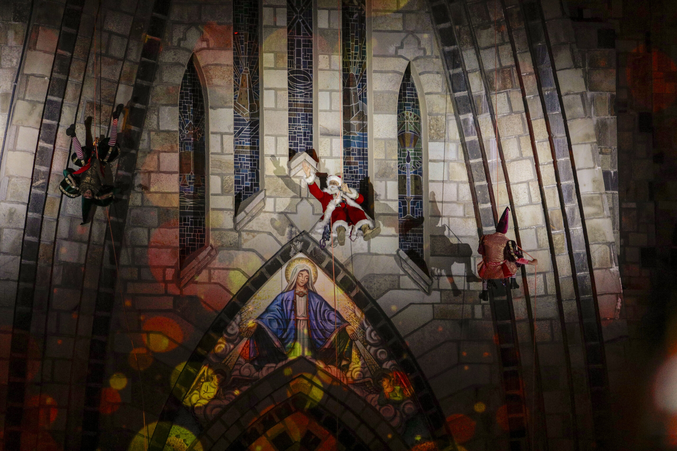 No momento, você está visualizando Sonho de Natal: milhares de pessoas acompanham chegada radical do Papai Noel a Canela