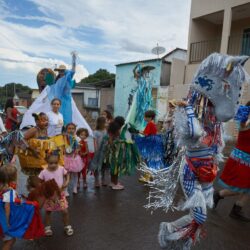 Folia Goiás reúne blocos tradicionais, cortejos culturais e diversão acessível no interior do estado
