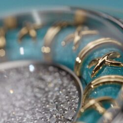 Tiffany & Co. lança o relógio Enamel, inspirado nas pulseiras de esmalte paillonné