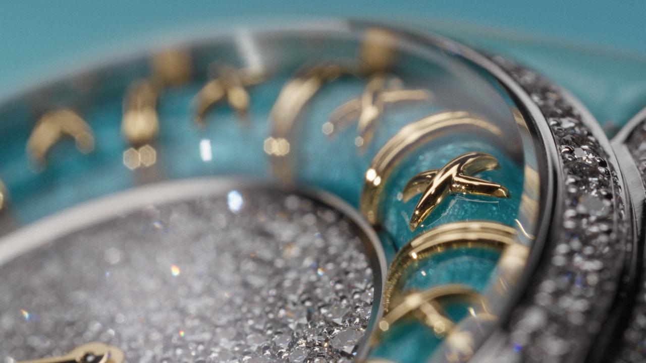 No momento, você está visualizando Tiffany & Co. lança o relógio Enamel, inspirado nas pulseiras de esmalte paillonné