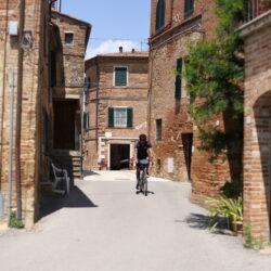 Viagens de bicicleta pela Europa ganham força entre brasileiros e consolidam o cicloturismo