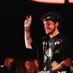 Irmão gêmeo de Alok, Bhaskar comanda a pista do Camarote Alma Rio no Desfile das Campeãs