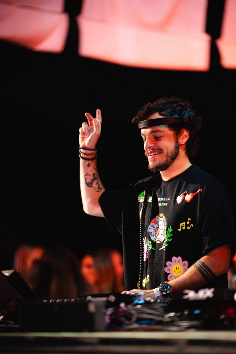 No momento, você está visualizando Irmão gêmeo de Alok, Bhaskar comanda a pista do Camarote Alma Rio no Desfile das Campeãs