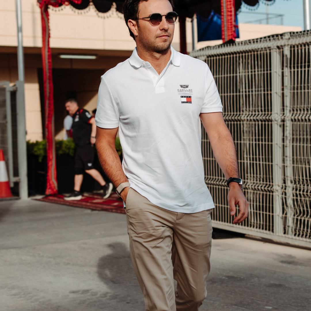 No momento, você está visualizando Checo Pérez e Valtteri Bottas vestem Tommy Hilfiger durante os testes de pré-temporada no Bahrein  