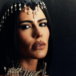 Anttónia aposta em looks ousados de plumas e cristais para camarote na Sapucaí