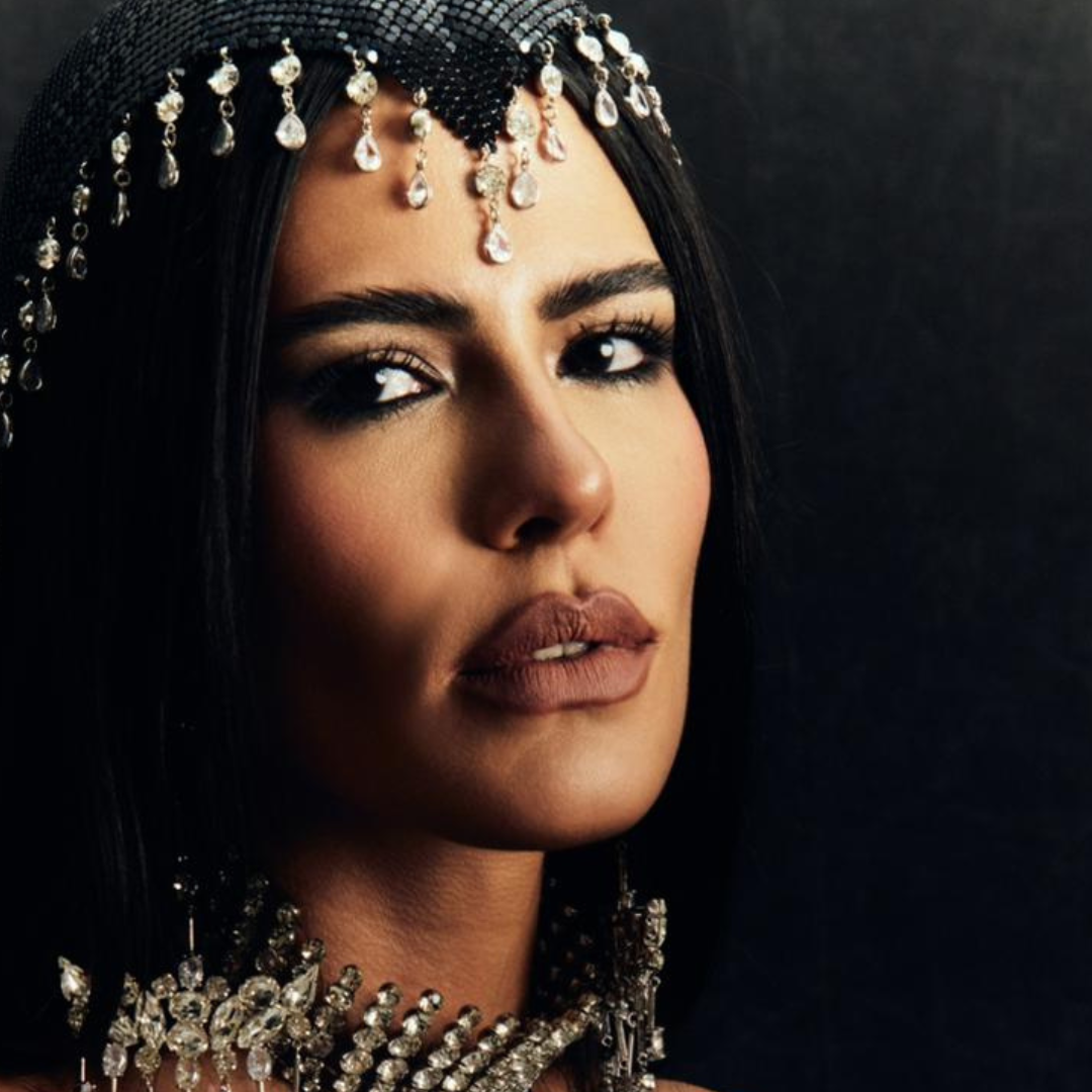 No momento, você está visualizando Anttónia aposta em looks ousados de plumas e cristais para camarote na Sapucaí