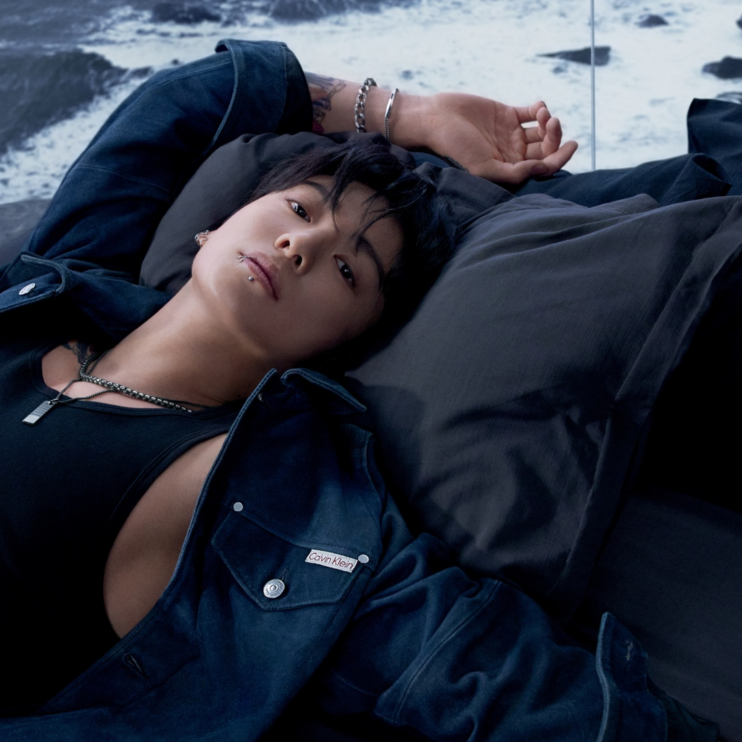 No momento, você está visualizando Calvin Klein revela um novo capítulo de denim estrelado por Jung Kook, do BTS