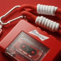 Com mixtape gravada na hora e fitas K7, Budweiser transforma nostalgia em experiência no Lollapalooza Brasil 2026