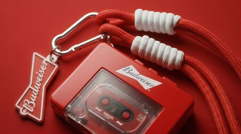 No momento, você está visualizando Com mixtape gravada na hora e fitas K7, Budweiser transforma nostalgia em experiência no Lollapalooza Brasil 2026