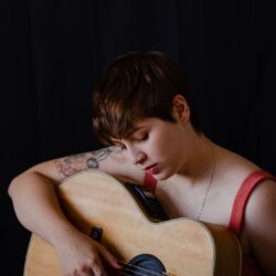 Maria Ribeiro traz sucessos do sertanejo e da MPB para o Estação Musical, neste sábado