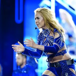 Professor fã de Joelma é surpreendido por alunos com convite emocionante em Goiânia