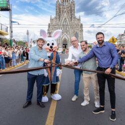 Páscoa em Canela inicia oficialmente com cerimônia e grande público no primeiro Desfile Encantado