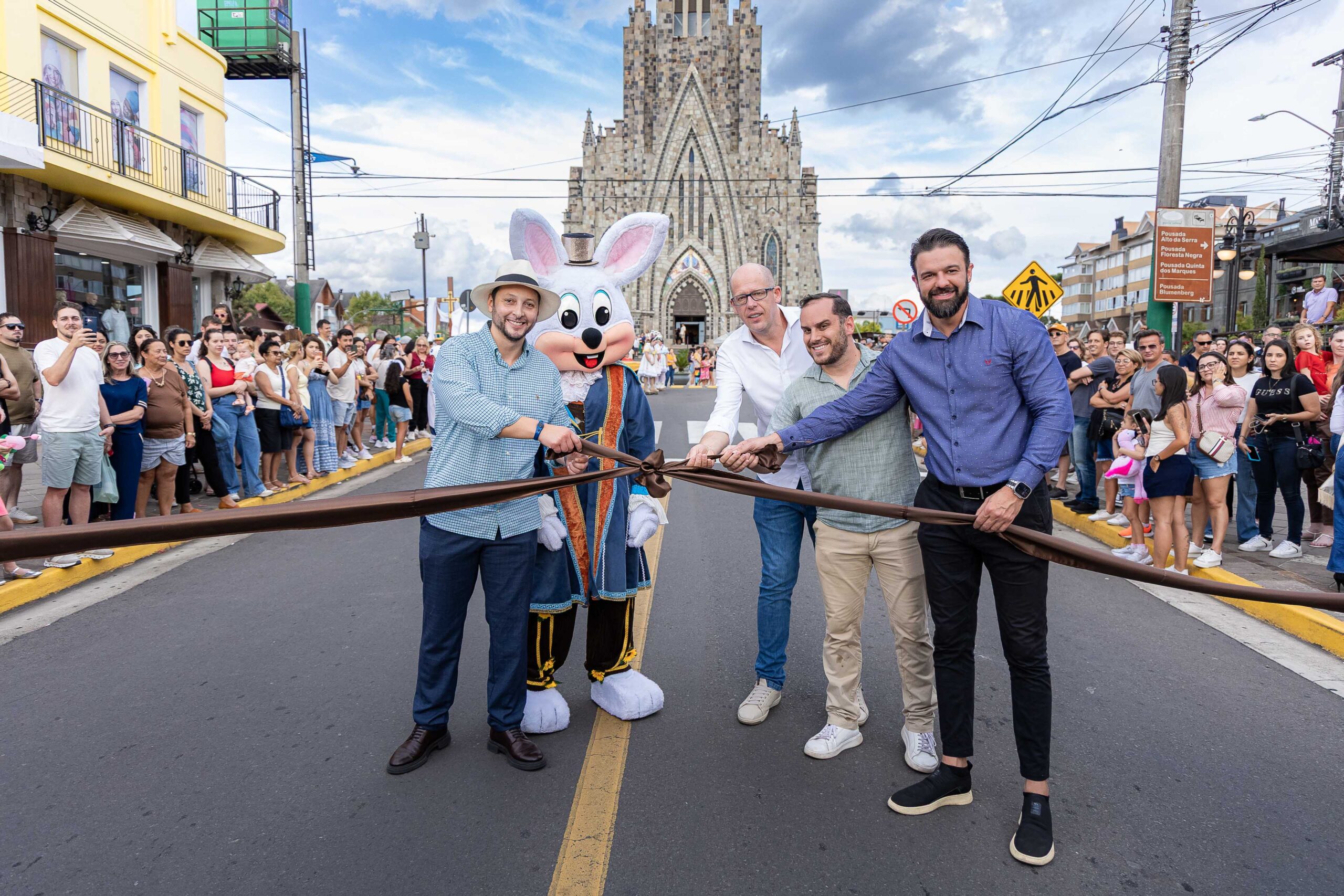 No momento, você está visualizando Páscoa em Canela inicia oficialmente com cerimônia e grande público no primeiro Desfile Encantado