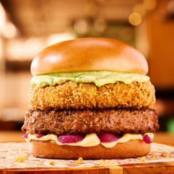 Outback atende pedidos dos consumidores e traz clássicos de volta em campanha com Dani Calabresa