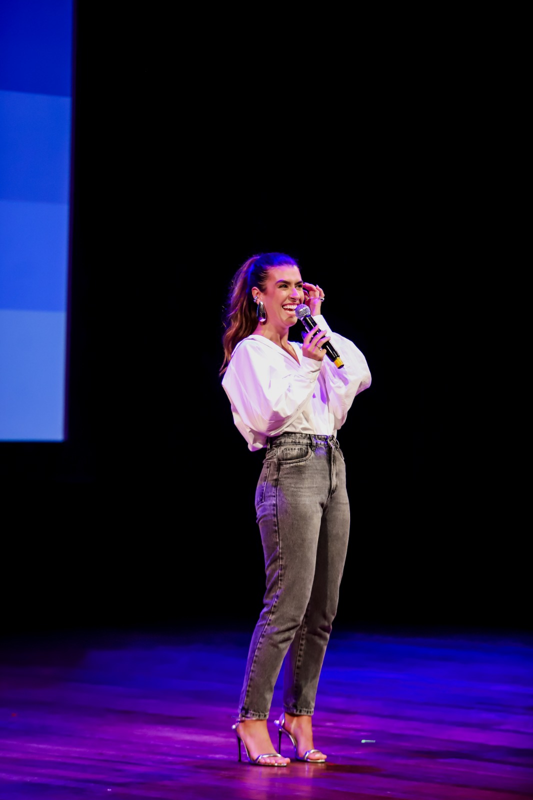 No momento, você está visualizando Espetáculo ‘Esse show poderia ser um E-mail’ da comediante Luana Zucoloto em Goiânia