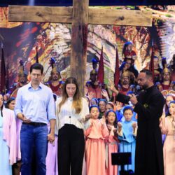 Daniel Vilela acompanha encenação da Paixão de Cristo que reúne 20 mil fiéis em Goiânia