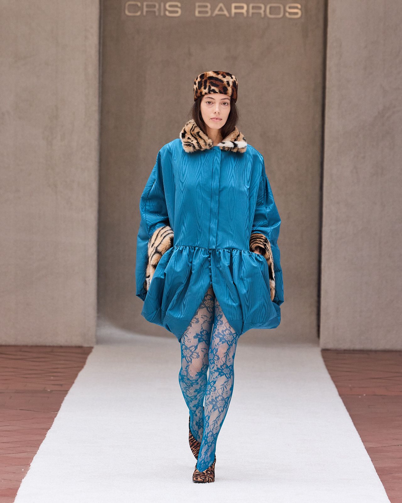 No momento, você está visualizando CRIS BARROS apresenta GRAZIE, manifesto de gratidão e construção que inaugura o Preview da nova coleção AW26