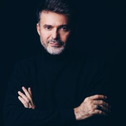 Flávio Lima lança seu primeiro livro na SP-ARTE, em São Paulo