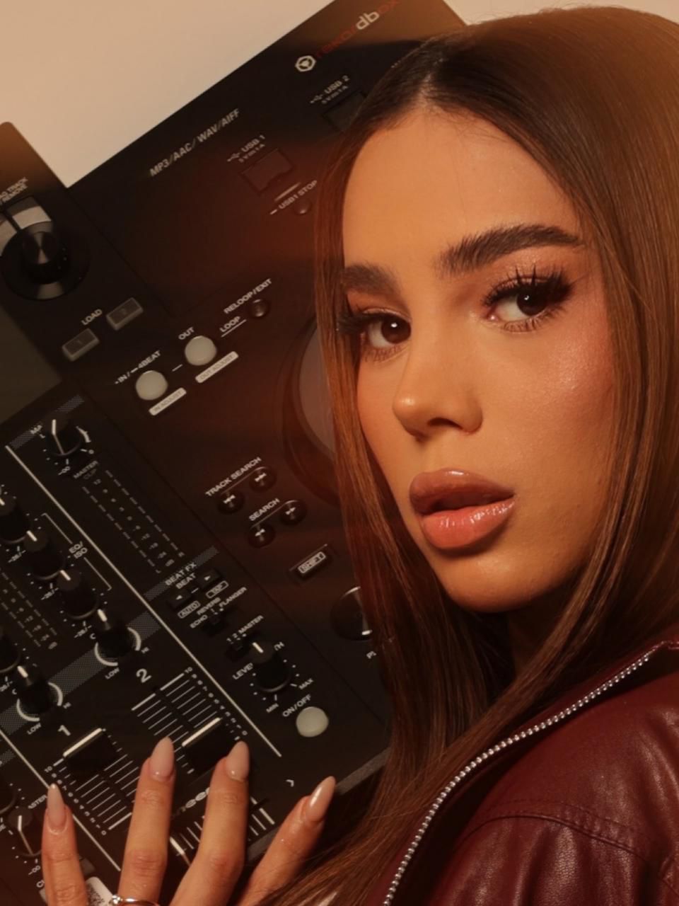 No momento, você está visualizando DJ Mariaah: de Goiânia para o Mundo, artista aposta em autenticidade, versatilidade e energia para conquistar o público