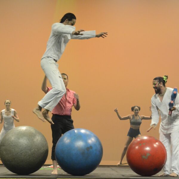 Alunos do Basileu França apresentam dois espetáculos de circo
