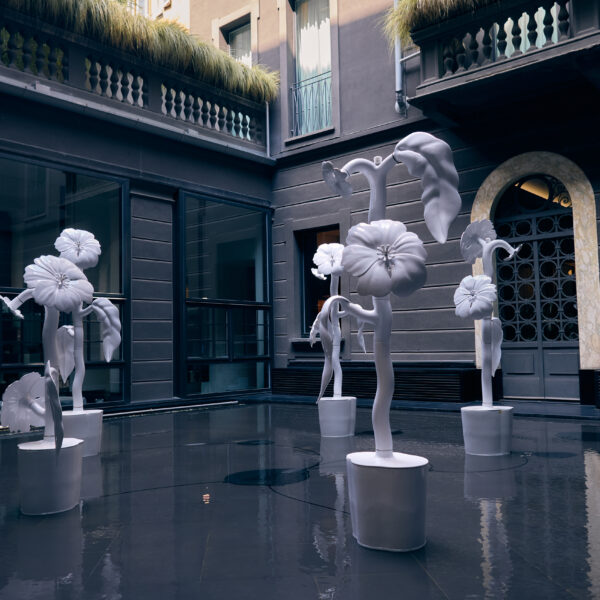 Entre metal e cerâmica: St. James celebra cinco décadas em instalação sensorial na Semana de Design de Milão