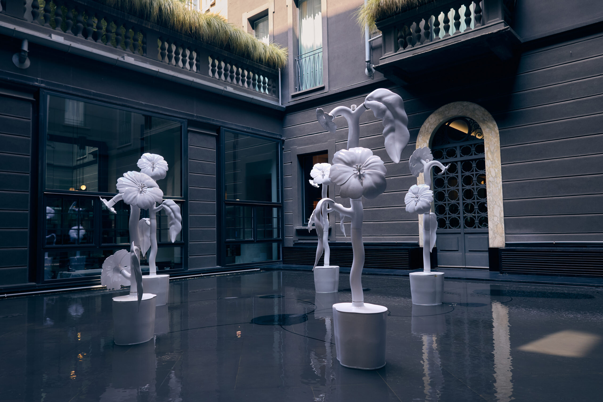 No momento, você está visualizando Entre metal e cerâmica: St. James celebra cinco décadas em instalação sensorial na Semana de Design de Milão