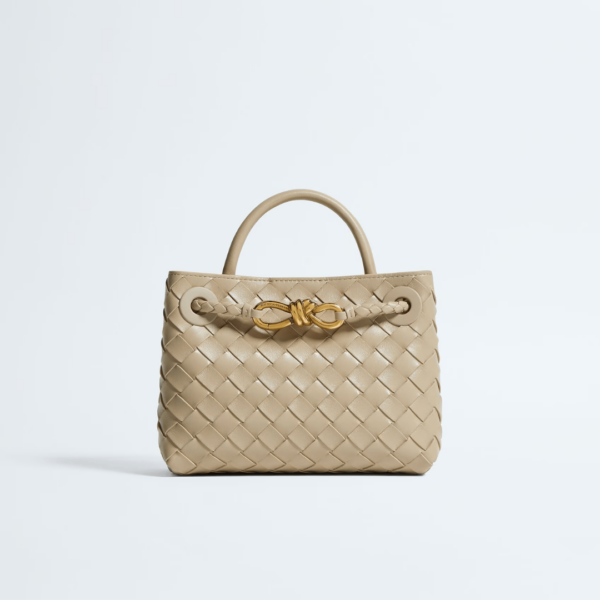 Bottega Veneta apresenta a Mini Andiamo, novo modelo que amplia uma de suas linhas mais emblemática