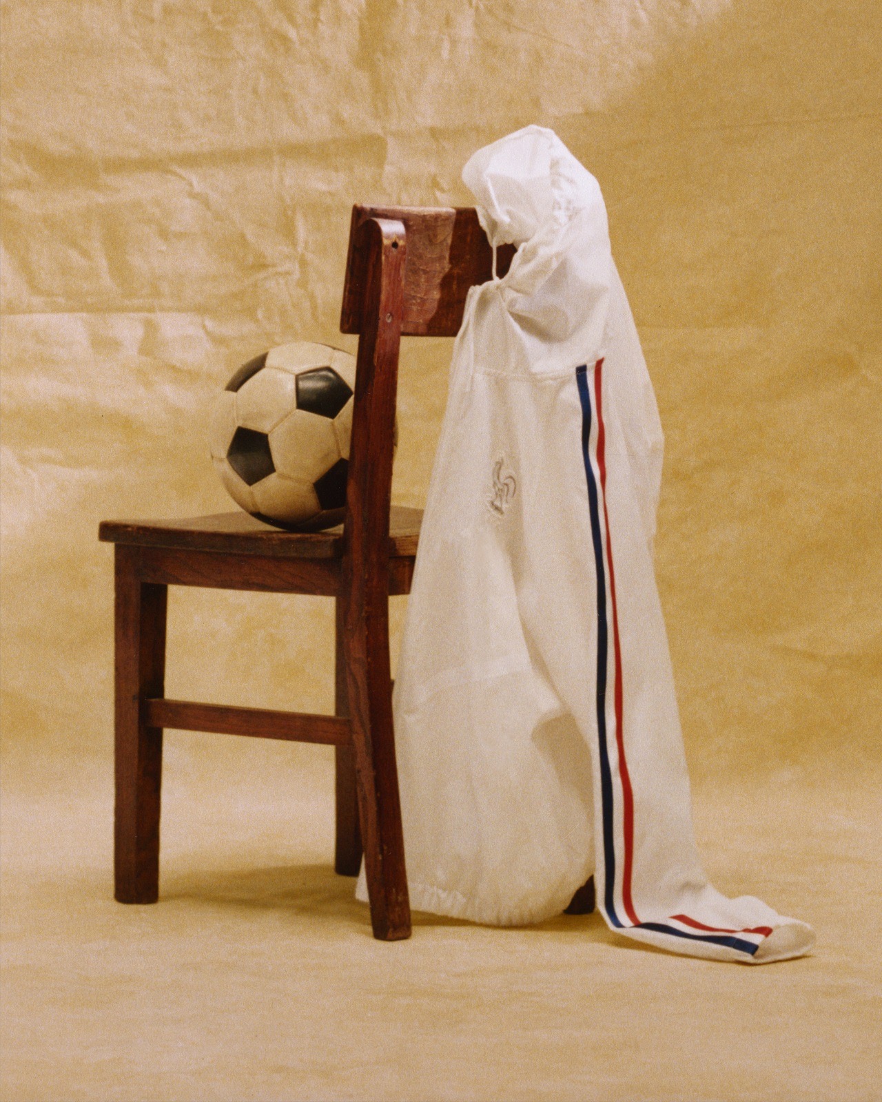 No momento, você está visualizando Jacquemus transforma a paixão pelo futebol em coleção exclusiva na Galeries Lafayette Paris Haussmann