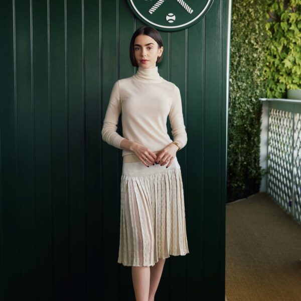 Lily Collins aposta na elegância atemporal em Wimbledon