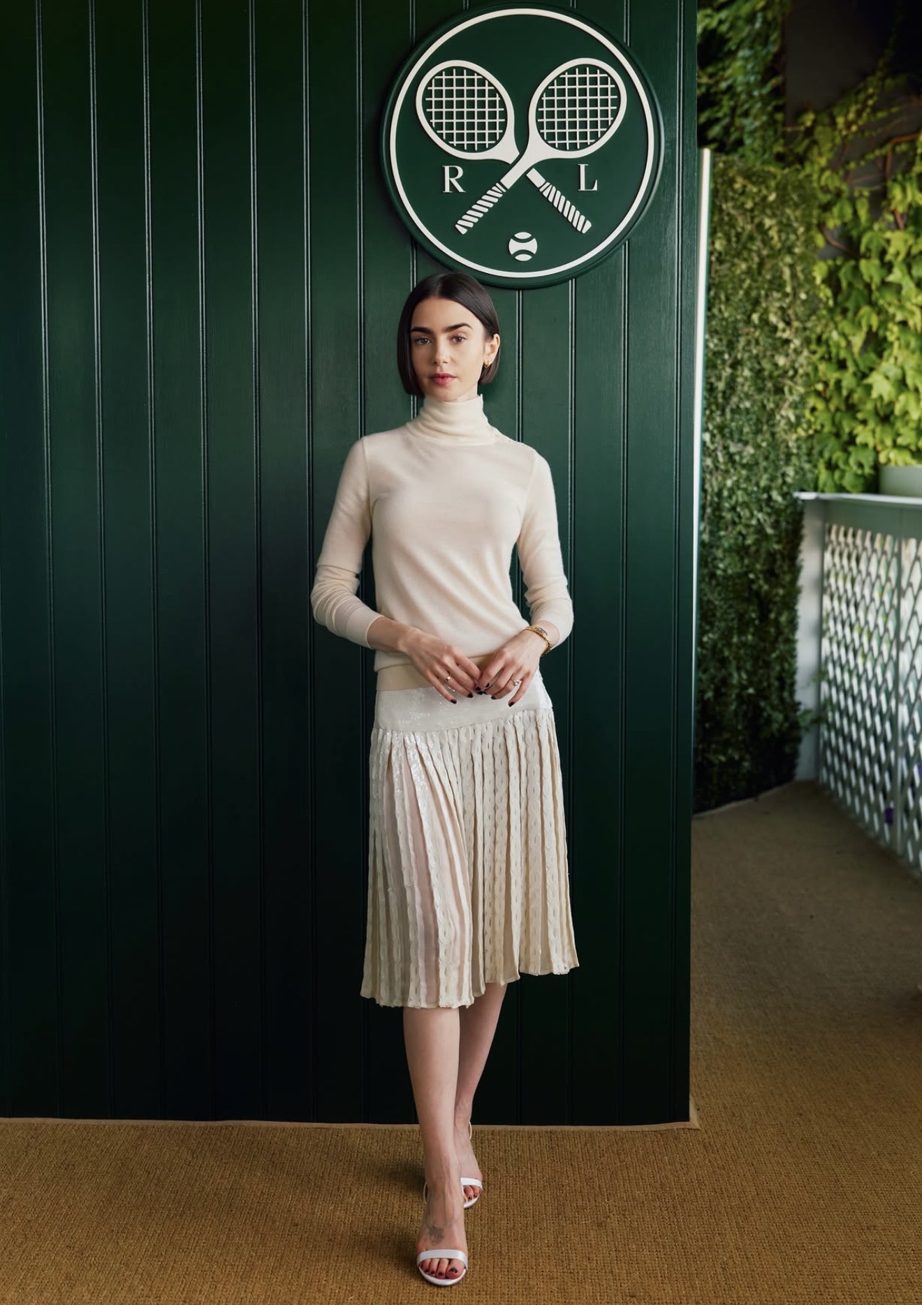 No momento, você está visualizando Lily Collins aposta na elegância atemporal em Wimbledon