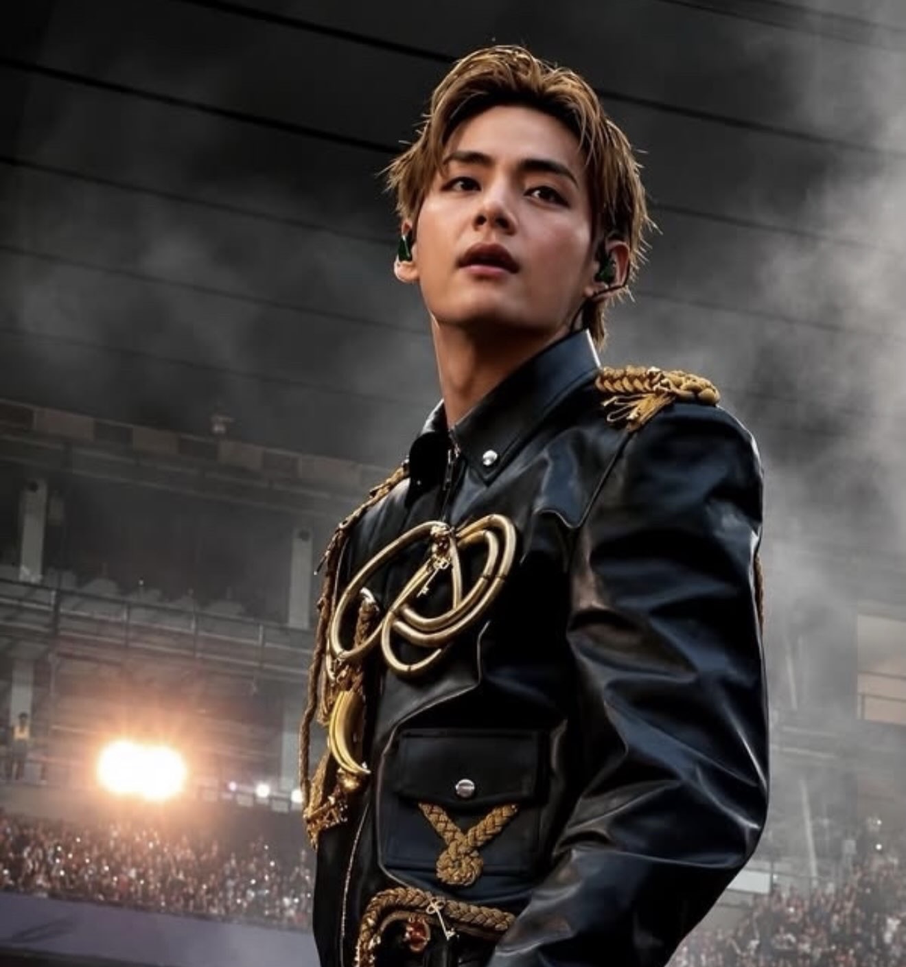 No momento, você está visualizando Taehyung, do BTS, estreia a etapa de Paris da ARIRANG Tour 2026 com novo look da CELINE