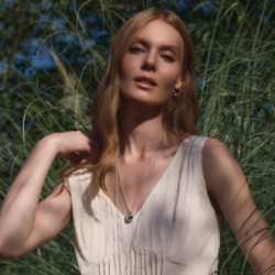 Carol Bassi lança “Primeiro Olhar”, preview da coleção Ode à Beleza para o Verão 2027