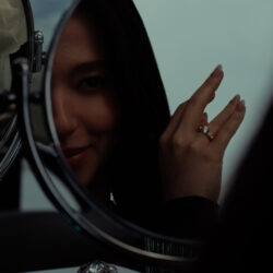 Tiffany & Co. celebra o amor em todas as suas formas com a nova campanha Love & Celebration, estrelada por Mikey Madison