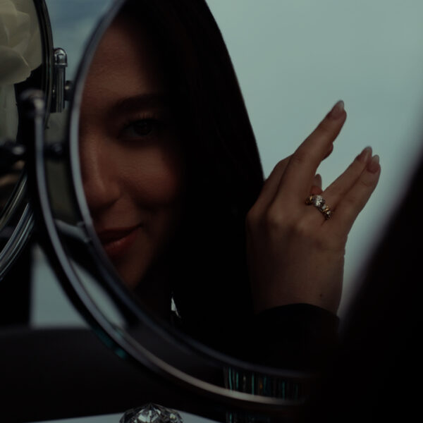 Tiffany & Co. celebra o amor em todas as suas formas com a nova campanha Love & Celebration, estrelada por Mikey Madison