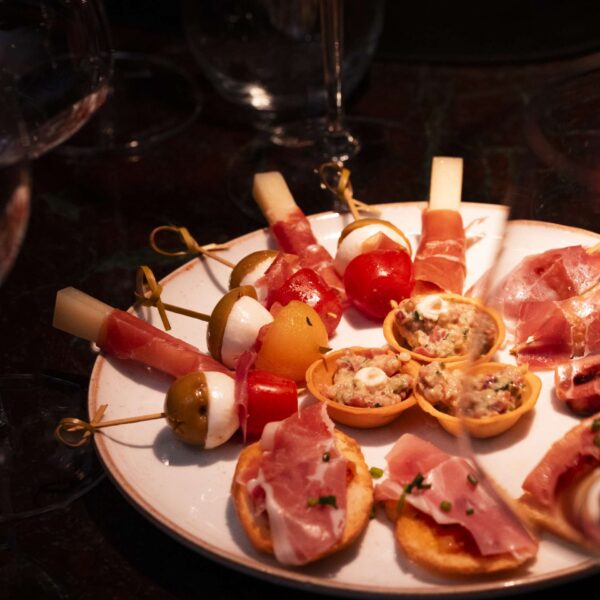 Pobre Juan Goiânia recebe jantar com raro Jamón Joselito Vintage e vinhos Vega Sicilia