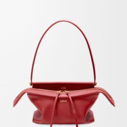 LOEWE apresenta a nova bolsa Whisker em Los Angeles
