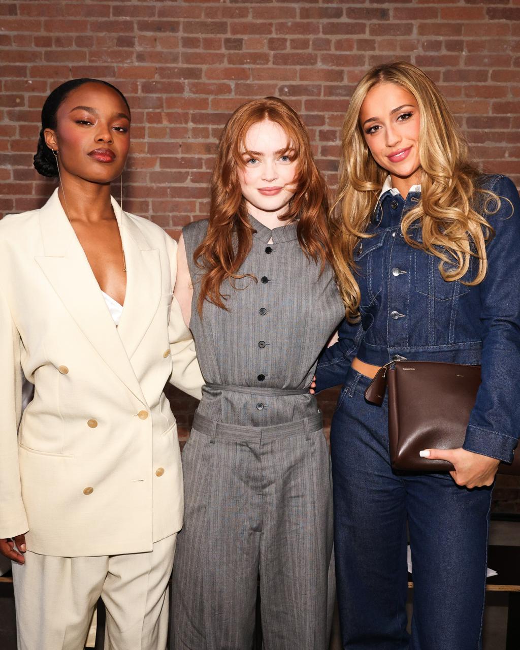 No momento, você está visualizando ROSALÍA, Pamela Anderson e Emily Ratajkowski prestigiam desfile da Calvin Klein em Nova York